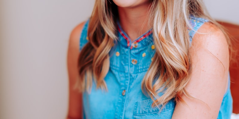 世界杯预选赛各洲际比赛激烈进行中的球场画面